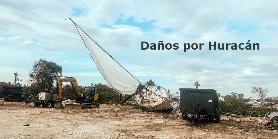 Barco dañado por huracán en Florida